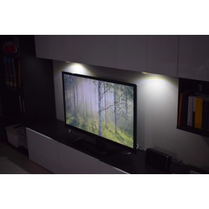 TV su mobile basso con illuminazione a LED in soggiorno.