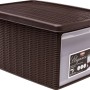 Contenitore marrone con coperchio effetto rattan.