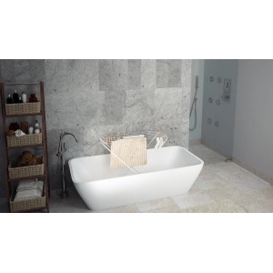Stendibiancheria in bagno accanto a vasca e scaffale. Pratico Stendibiancheria per asciugare il bucato.