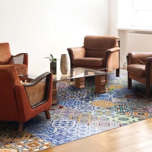 Tappeto moderno con motivo a piastrelle in soggiorno con poltrone e tavolo.