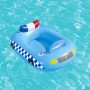 Piscina gonfiabile blu a forma di auto della polizia in acqua.