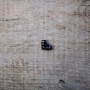 Raccordo a gomito nero t.b.t. per sistemi di irrigazione Microirrigazione su legno.