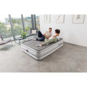 Letto gonfiabile Bestway con due persone in una stanza moderna. Attrezzatura da campeggio.