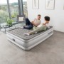 Letto gonfiabile Bestway con due persone in una stanza moderna. Attrezzatura da campeggio.