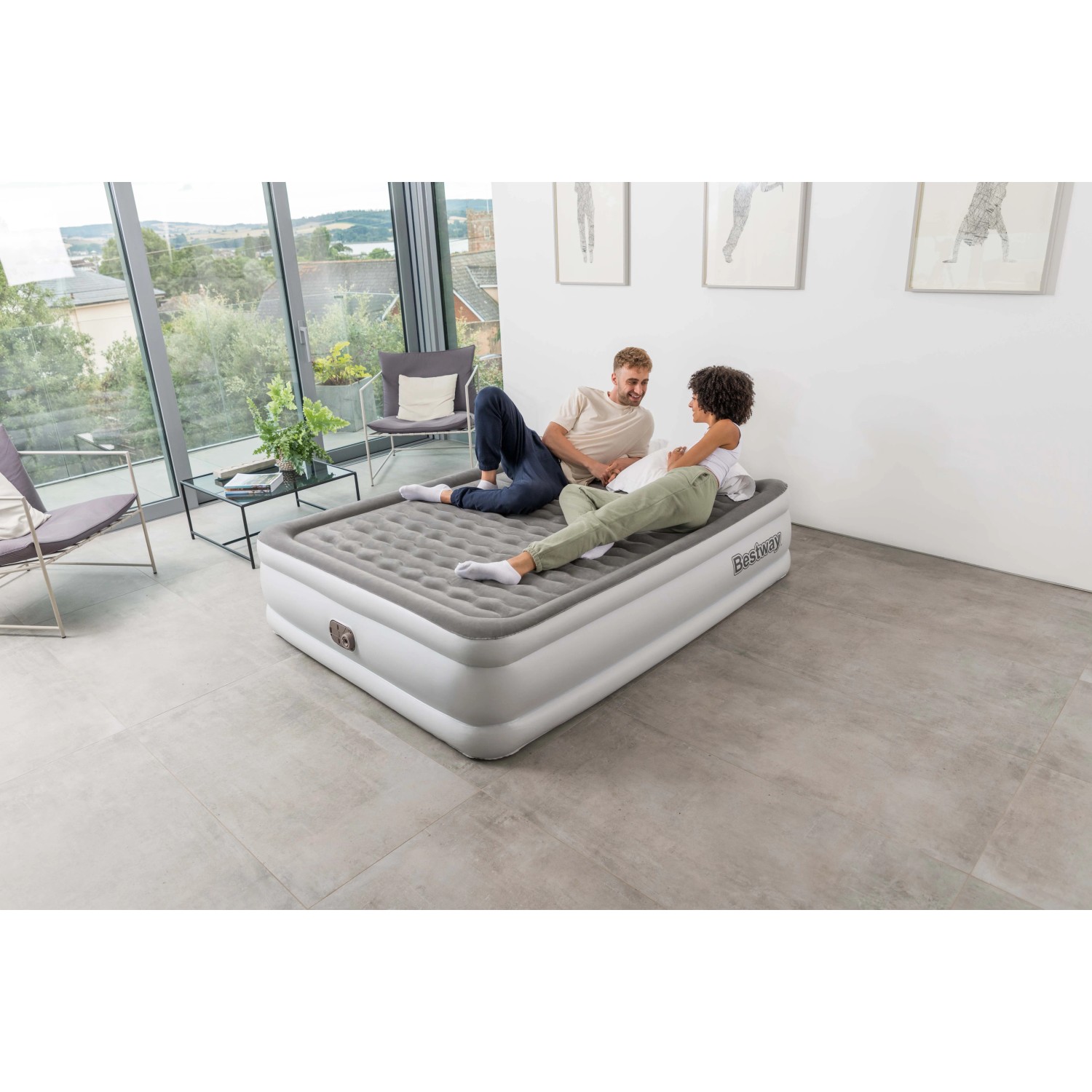 Letto gonfiabile Bestway con due persone in una stanza moderna. Attrezzatura da campeggio.