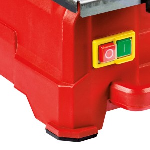 Dettaglio della tagliapiastrelle Einhell TC-TC 800: corpo rosso, interruttore e piedini.