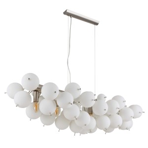 Lampada a sospensione moderna con paralumi sferici bianchi.