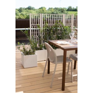 Fioriere da esterno t.b.t. quadrate bianche con piante e grigliato su una terrazza.