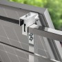 Dettaglio di una staffa per il montaggio di un pannello solare da balcone.