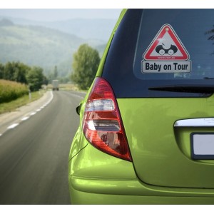Segnale auto Baby on Tour sul lunotto posteriore, triangolo di avvertimento rosso e bianco con simbolo bambino.