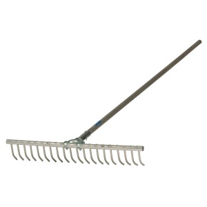 Rastrello in metallo con manico in legno per giardinaggio.