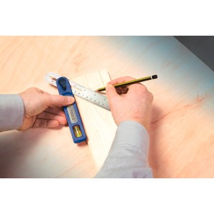 Squadra goniometrica LUX in plastica 240 mm Classic mentre segna un angolo sul legno.
