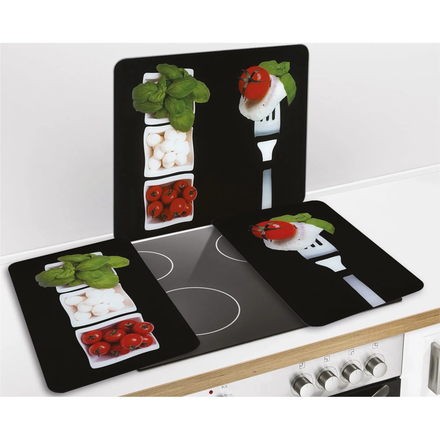 Set di 2 coprifornelli Wenko Caprese con motivi di pomodori, mozzarella e basilico.