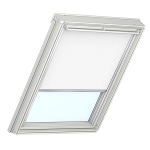 Tenda oscurante Velux DKL C04 1025S bianca per finestre da tetto, parzialmente aperta.