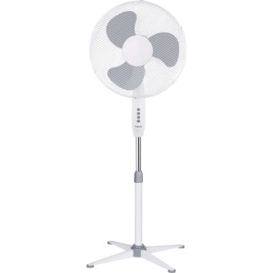 Ventilatore a piantana bianco con griglia di protezione e tre pale.