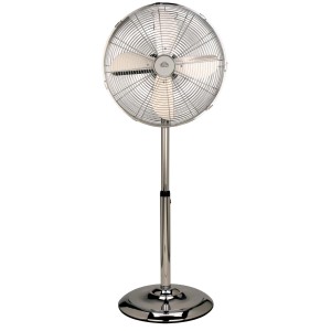 Ventilatore a colonna cromato per una piacevole brezza nella stanza.