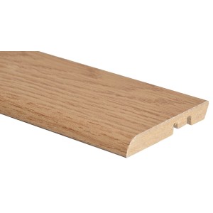 Battiscopa color legno (Battiscopa) con bordo arrotondato e scanalatura.