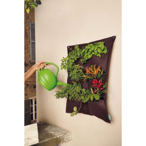 Sacca da appendere t.b.t. marrone con erbe aromatiche e verdure, annaffiata con un annaffiatoio verde.