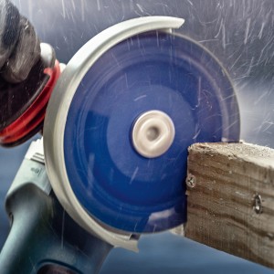 Disco da taglio Bosch Expert Carbide Multi Wheel in uso, taglia legno con smerigliatrice angolare.
