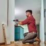 Uomo che fora un muro con il trapano avvitatore a percussione a batteria Einhell TP-CD 18/60 Li-i BL Solo.