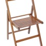 Sedia pieghevole color legno per il giardino.