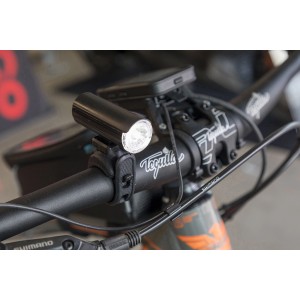 Luce per bicicletta montata sul manubrio, accessorio per una pedalata più sicura.
