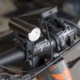 Luce per bicicletta montata sul manubrio, accessorio per una pedalata più sicura.
