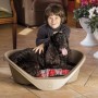 Cane sdraiato nella cuccia beige t.b.t. con cuscino rosso. Bambino accarezza il cane.