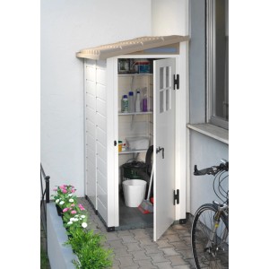 Casetta da giardino in plastica Garofalo Tuscany Evo con porta aperta, scaffali e attrezzi da giardino.