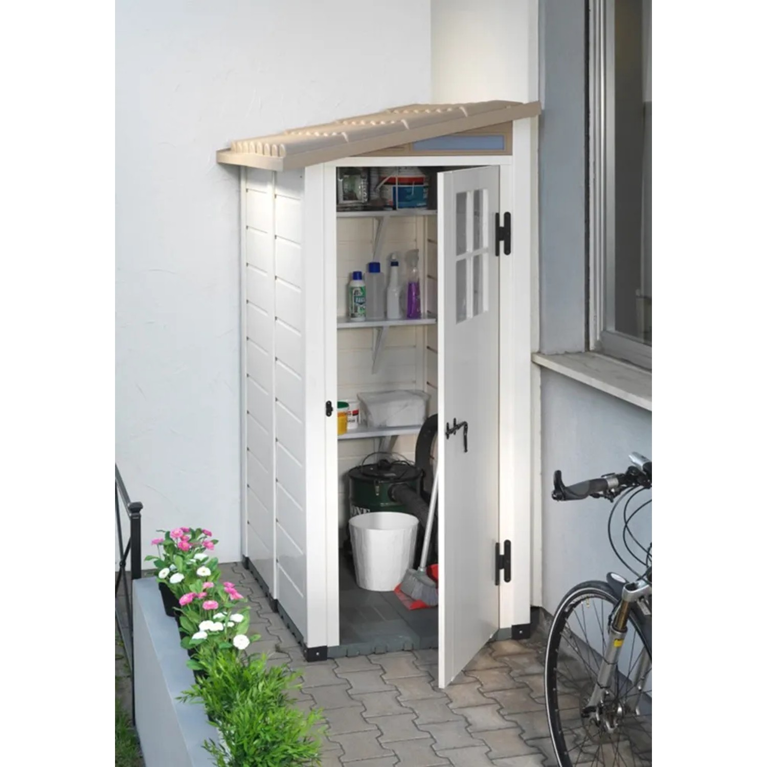 Casetta da giardino in plastica Garofalo Tuscany Evo con porta aperta, scaffali e attrezzi da giardino.