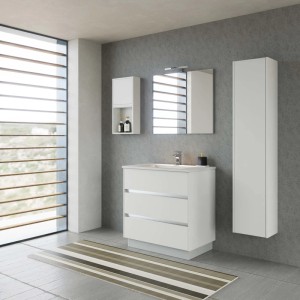 Moderno set di mobili da bagno bianchi con mobile lavabo, specchiera e colonna.