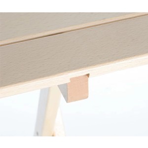 Dettaglio di un tavolo da giardino: Piano in legno chiaro e attacco gamba.