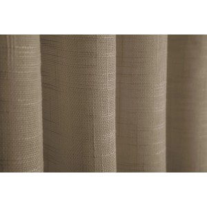 Primo piano di una tenda in tessuto beige t.b.t. con una texture fine.
