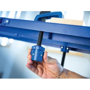 LUX Klemmhalter Comfort in uso: dettaglio del fissaggio a un banco da lavoro.