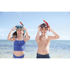 Due bambini con set snorkeling Hydro-Swim sulla spiaggia. Ideale per avventure subacquee.