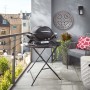Barbecue a gas t.b.t. compatto su balcone con tavolo. Ideale per piccoli spazi.
