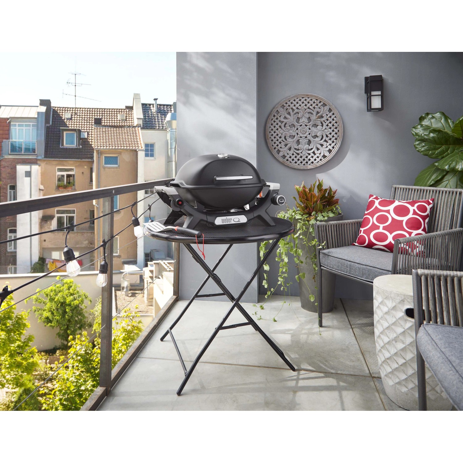Barbecue a gas t.b.t. compatto su balcone con tavolo. Ideale per piccoli spazi.