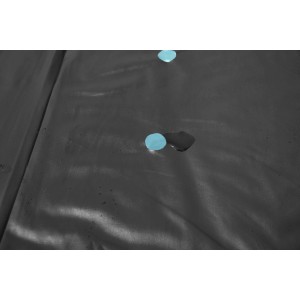 Copertura per piscina nera con gocce d'acqua. Ideale per proteggere la tua piscina.