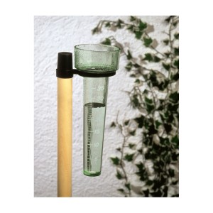 Pluviometro verde in polistirene con supporto per misurare le precipitazioni.