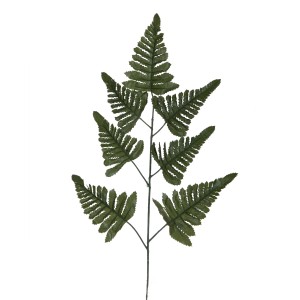 Dettaglio di un ramo di felce verde, pianta artificiale per decorazione.