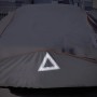 Copriauto grigio con triangolo riflettente per protezione antigelo.