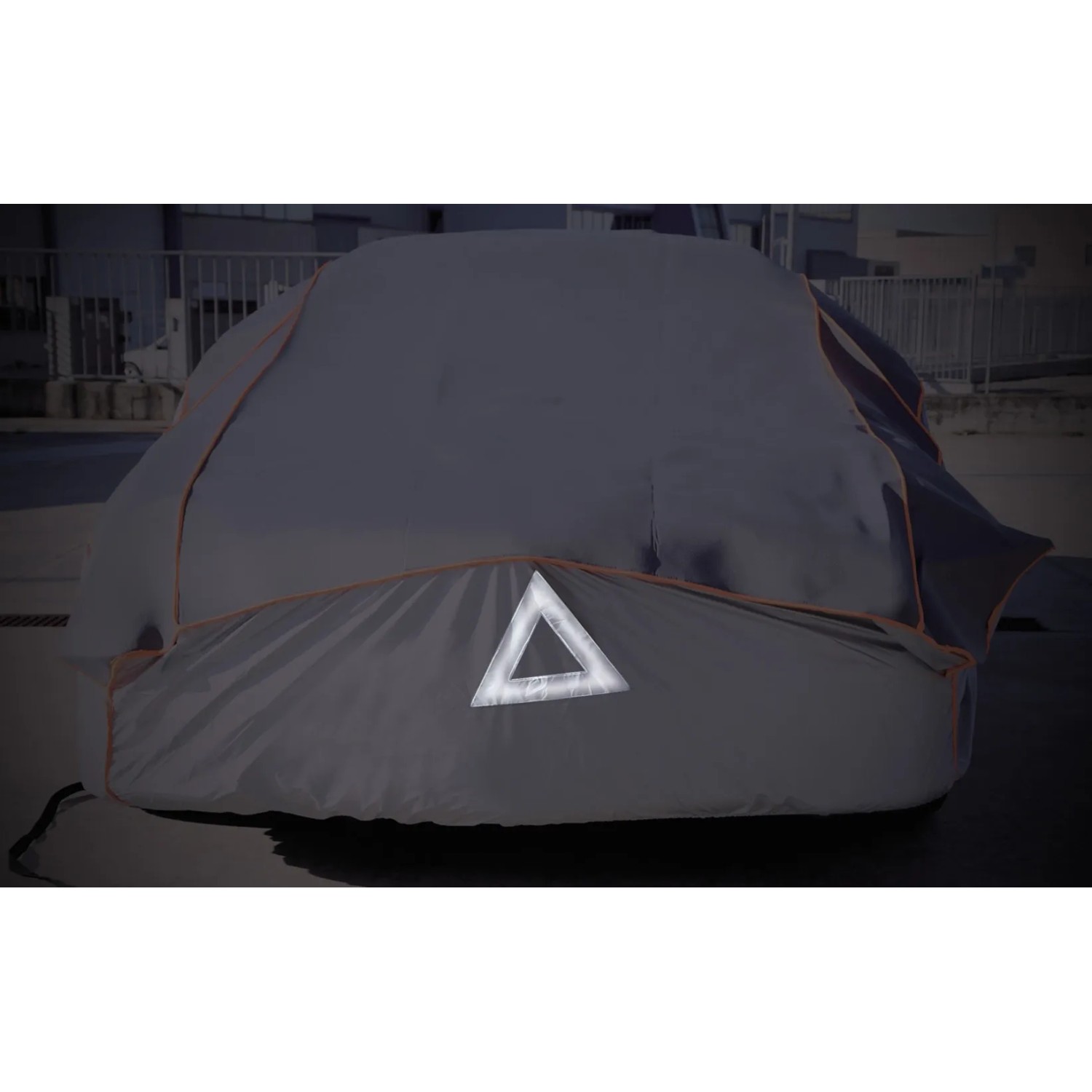 Copriauto grigio con triangolo riflettente per protezione antigelo.