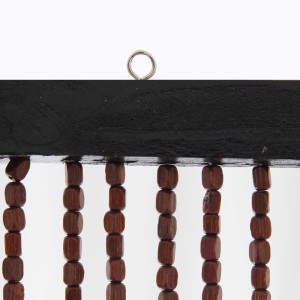 Dettaglio: tenda per porta t.b.t. con perline di legno marrone e sospensione nera.