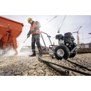 Idropulitrice t.b.t. in uso in un cantiere.