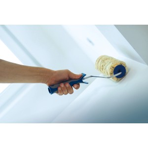 Mano che dipinge parete bianca con rullo in poliammide LUX (25 cm).