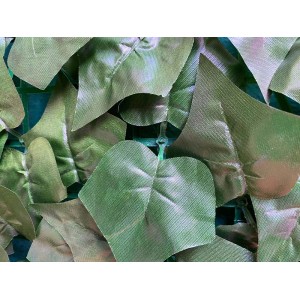 Dettaglio di una siepe artificiale verde come frangivista.