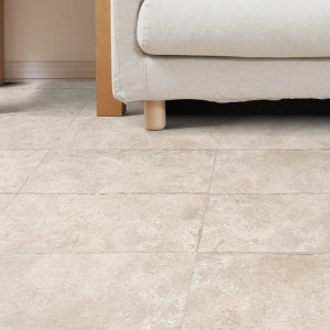 Piastrella per pavimento in gres porcellanato beige Roma, 62x31 cm, posata in soggiorno sotto un divano.