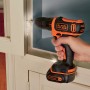 Avvitatore a batteria Black+Decker avvita un mobile.