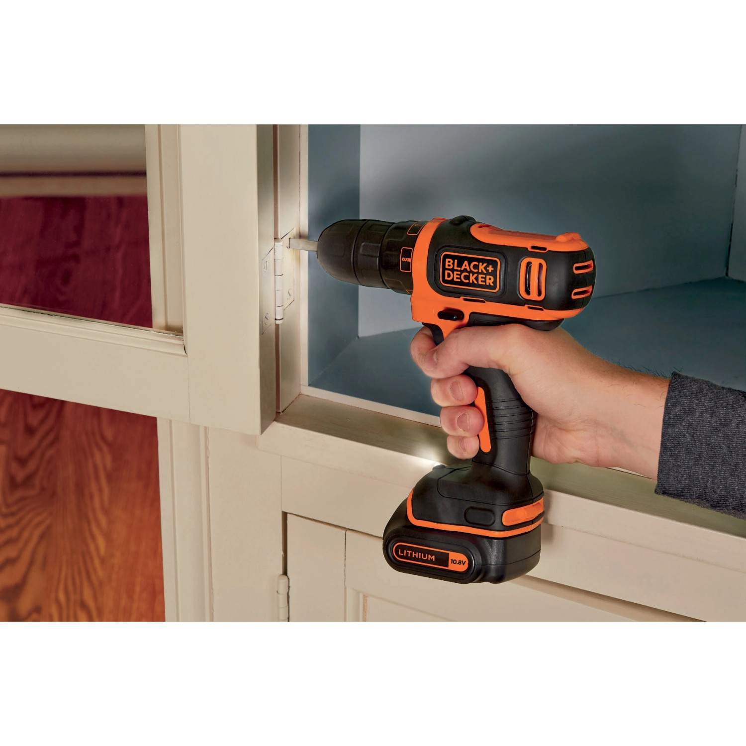 Avvitatore a batteria Black+Decker avvita un mobile.