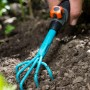 Gardena combisystem zappa per fiori in uso per smuovere il terreno in giardino.